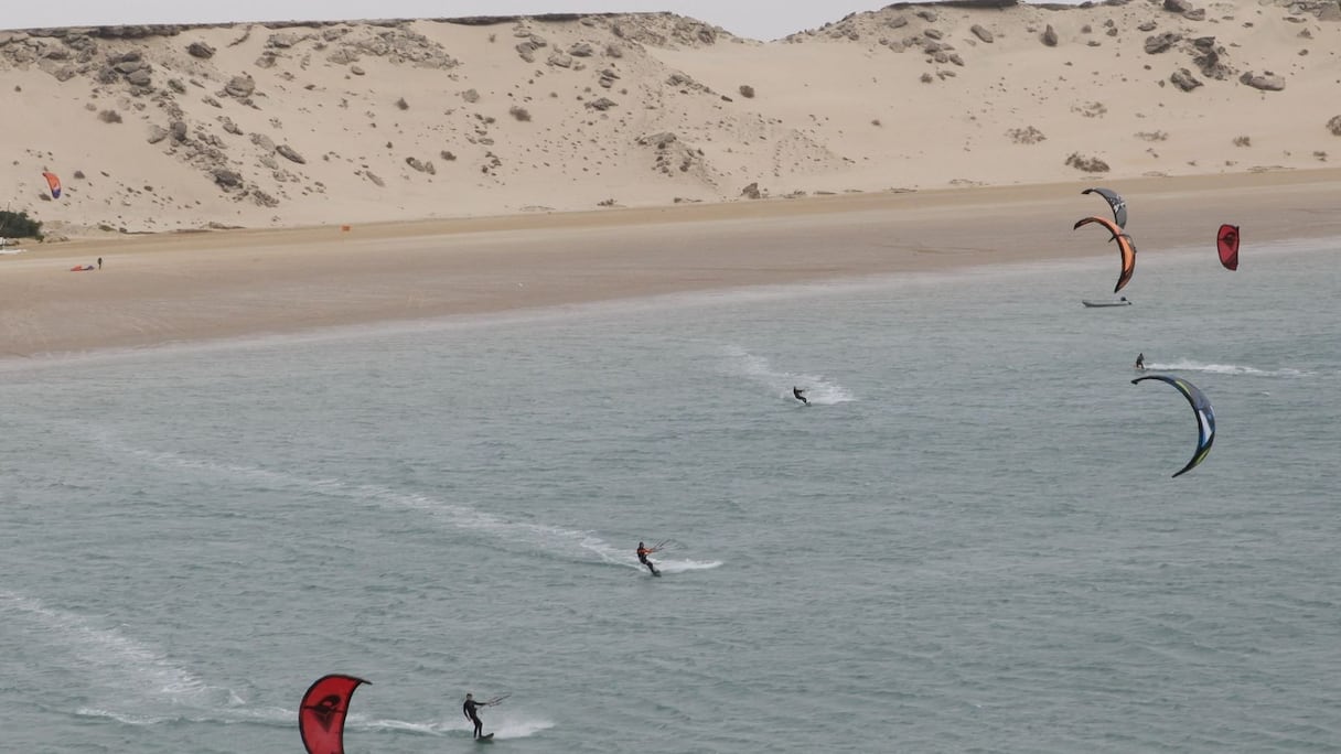 Les kitesurfeurs se sont élancés, fendant les eaux de traînées blanches écumantes. 
