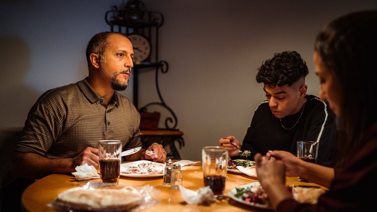 A gauche, Mohamed Marouazi (Atif), au cours du tournage du film canadien «Respire».
