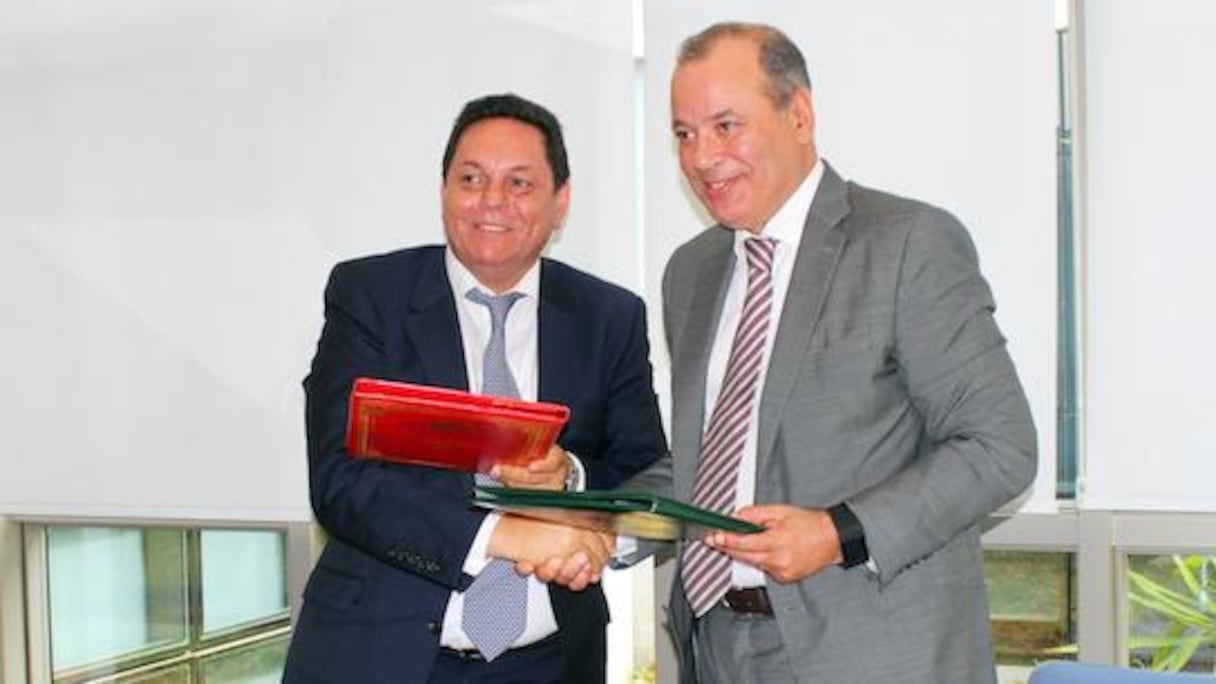 Le président du conseil de l'Ordre des notaires, Ahmed Amine Ouazani, et le Directeur général des impôts, Omar Faraj.
