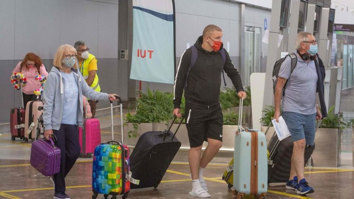 Des touristes britanniques arrivent à Tenerife sur les îles Canaries.
