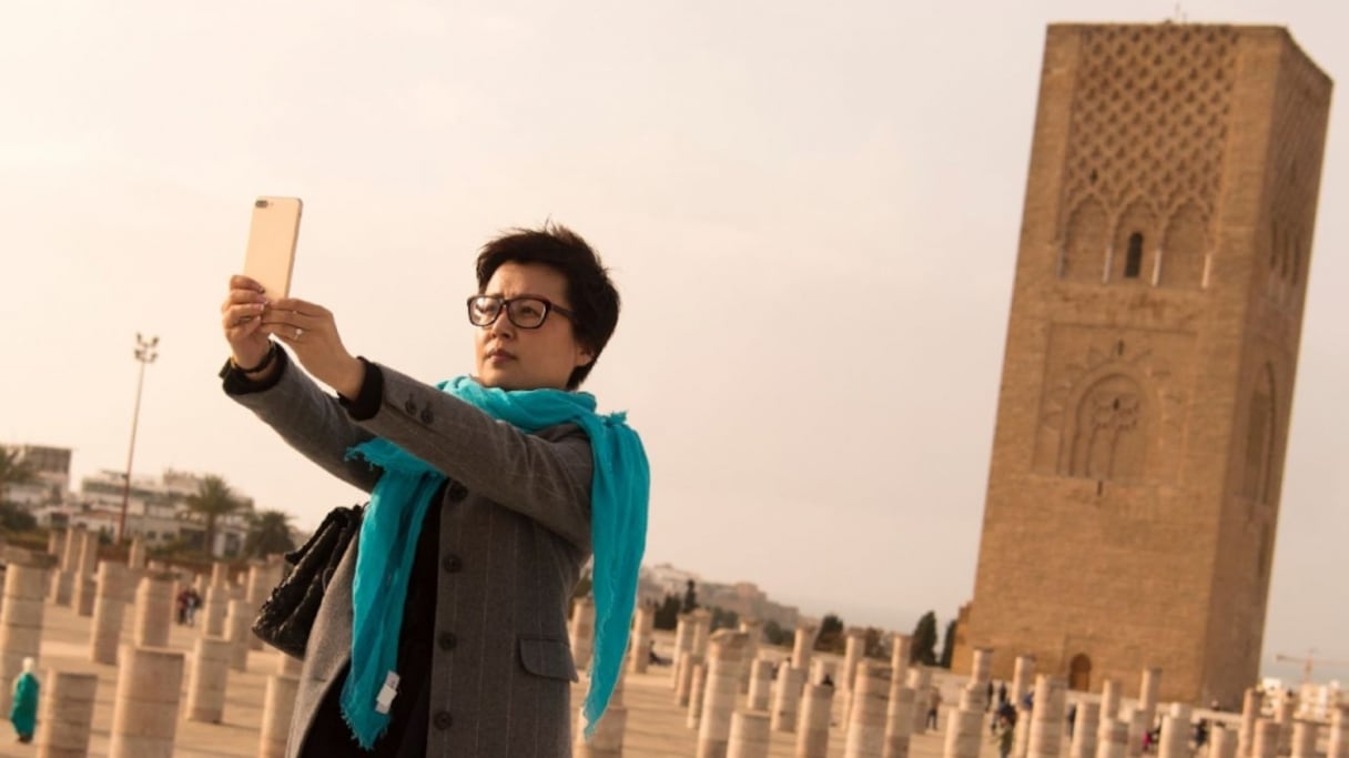 Une touriste asiatique se prend en photo devant la tour Hassan de Rabat, le 22 février 2017. 
