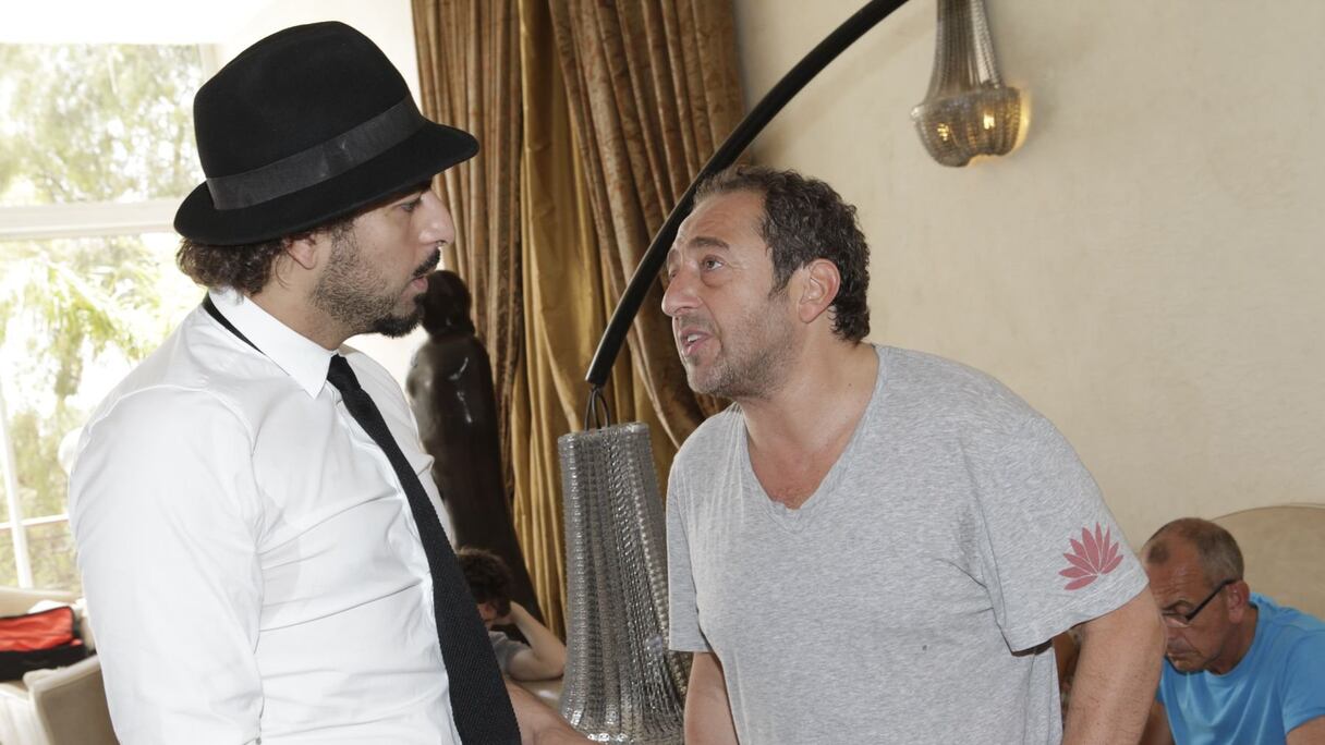 Redouanne Harjane et Patrick Timsit discutent dans le hall du palace Essaadi. Deux humoristes d'une infinie gentillesse. A propos d'humour et de gentillesse, "on peut rire de tout, mais avec générosité", nous confiera Patrick Timsit. 
