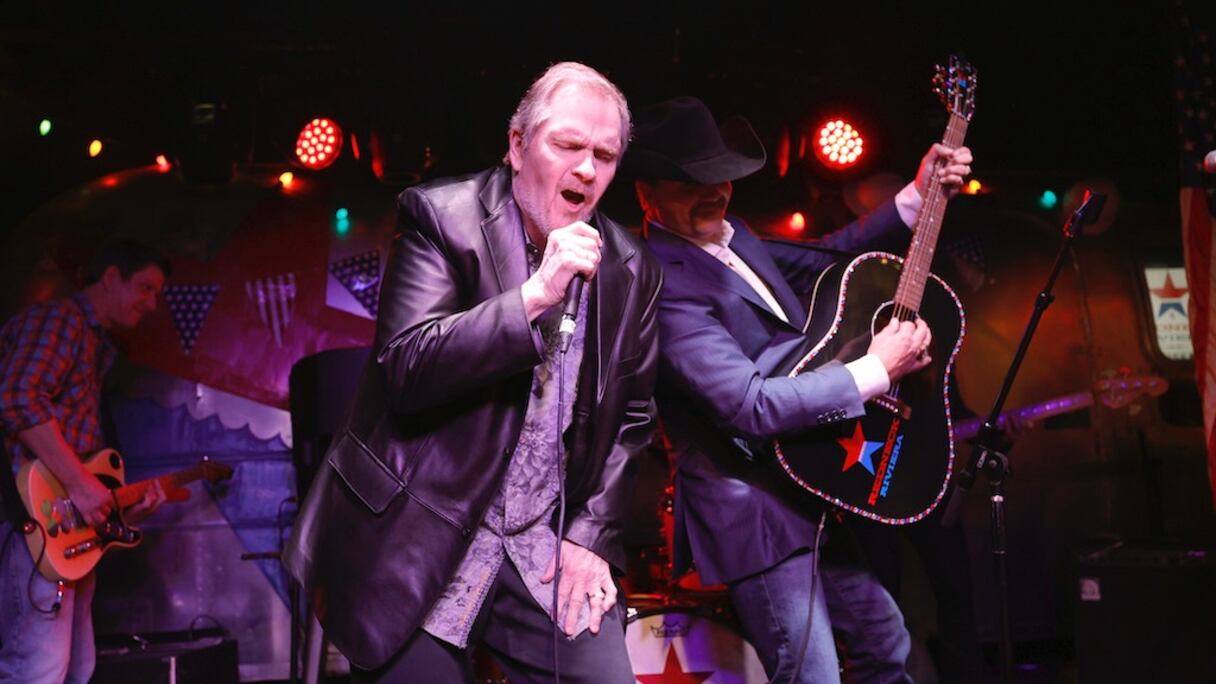 Le chanteur Meat Loaf et l'artiste country John Rich se produisent au Redneck Riviera Nashville, le 27 mars 2021 à Nashville, Tennessee.