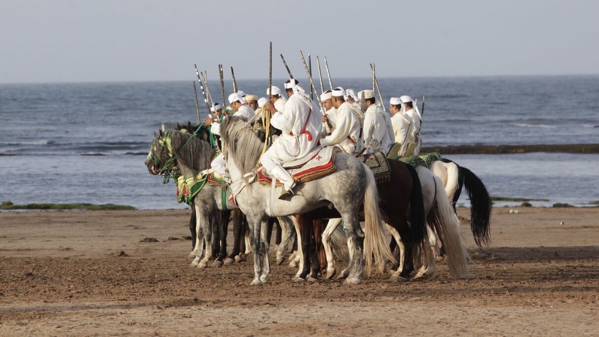 Les festivités ont débuté en beauté avec cette tradition séculaire de la Fantasia. Portés par de magnifiques étalons, des cavaliers émérites s'apprêtent à offrir aux festivaliers un spectacle fascinant, dans un cadre idyllique.  
