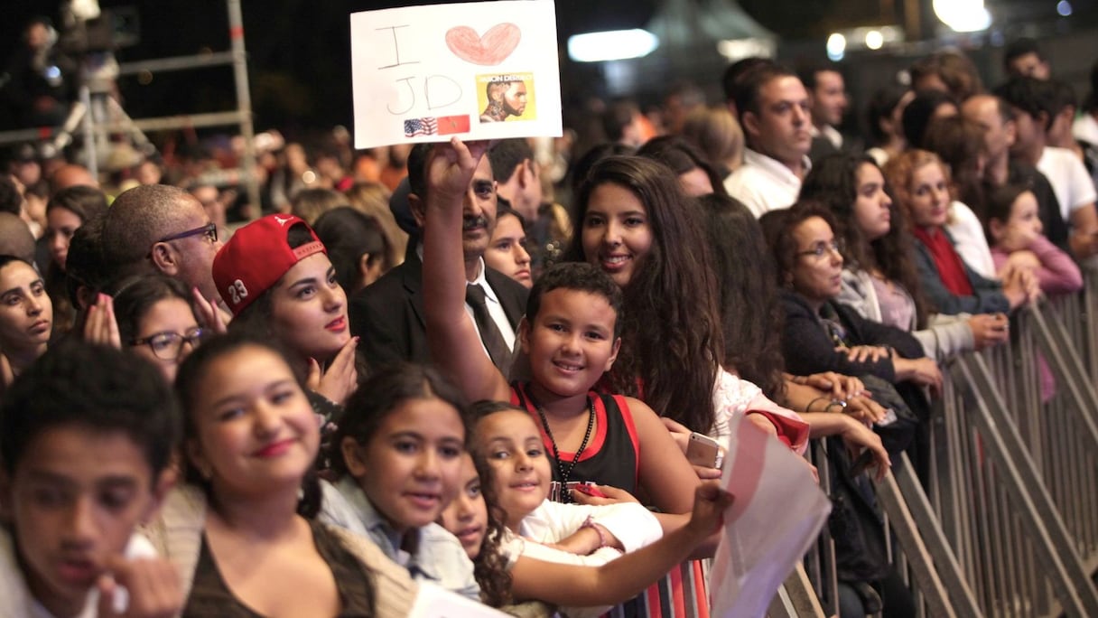 Les visages respirent le bonheur. Les fans, qui appellent déjà l'artiste à grands cris, s'apprêtent à vivre un moment de fête. 
