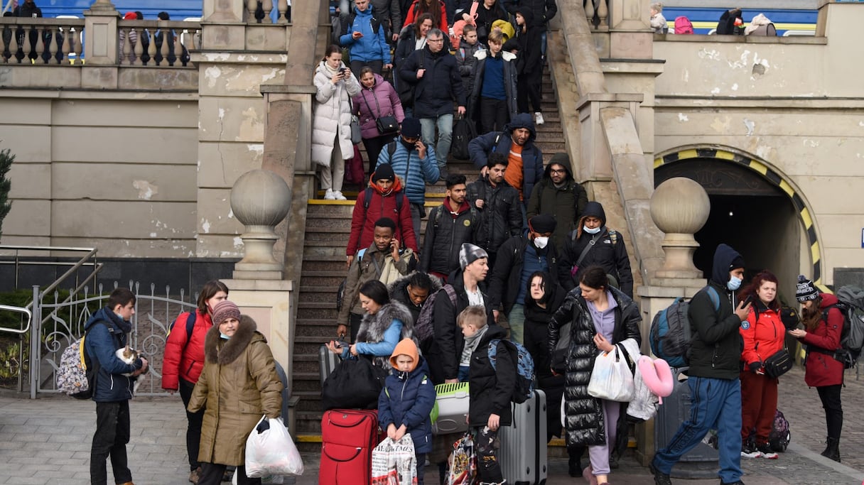 Des passagers évacués de la ville de Kiev, dans la gare de la ville de Lviv, dans l'ouest de l'Ukraine, le 26 février 2022.
 
