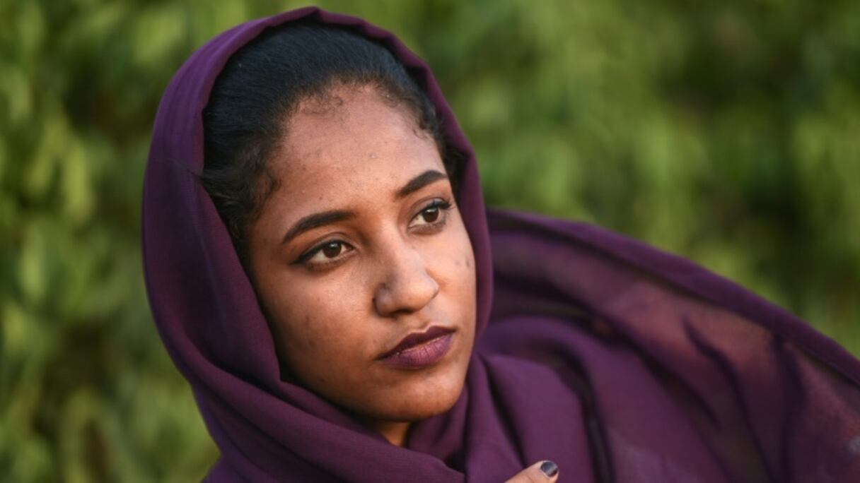 La Soudanaise Alaa Salah, une des icônes de la révolution au Soudan, durant une interview à Khartoum le 24 avril 2019.
