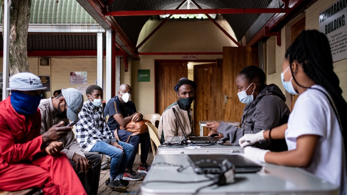 Queue à la clinique de Witkoppen pour recevoir un vaccin contre le COVID-19, à Johannesburg, le 8 décembre 2021. Les vaccins anti-Covid pourraient perdre de leur efficacité contre Omicron, mais une dose supplémentaire pourrait y remédier.
