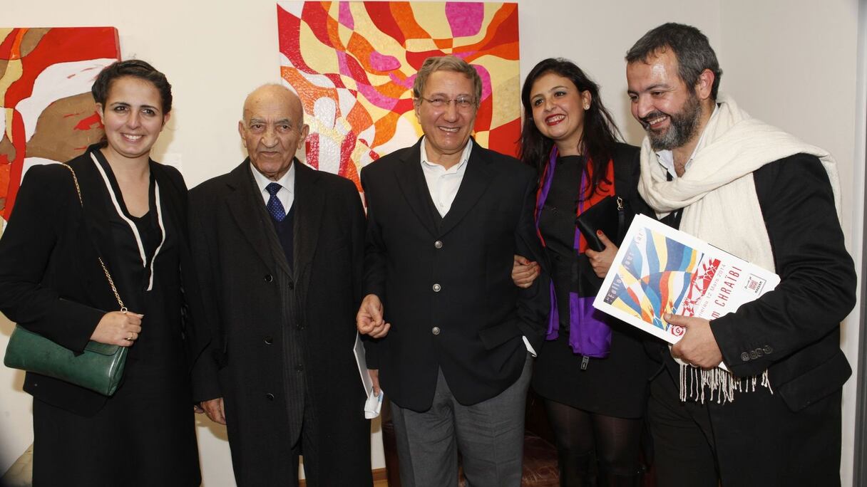 La famille Chraïbi, presque au complet, pose avec El Youssoufi et Himmich.
