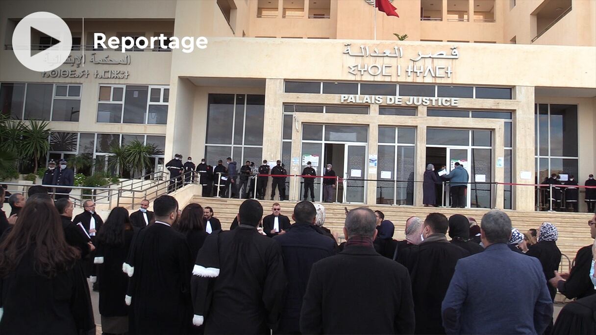 A Oujda, les avocats ont de nouveau organisé un sit-in devant le palais de justice pour protester, pour la deuxième semaine, contre le pass vaccinal pour accéder aux tribunaux.
