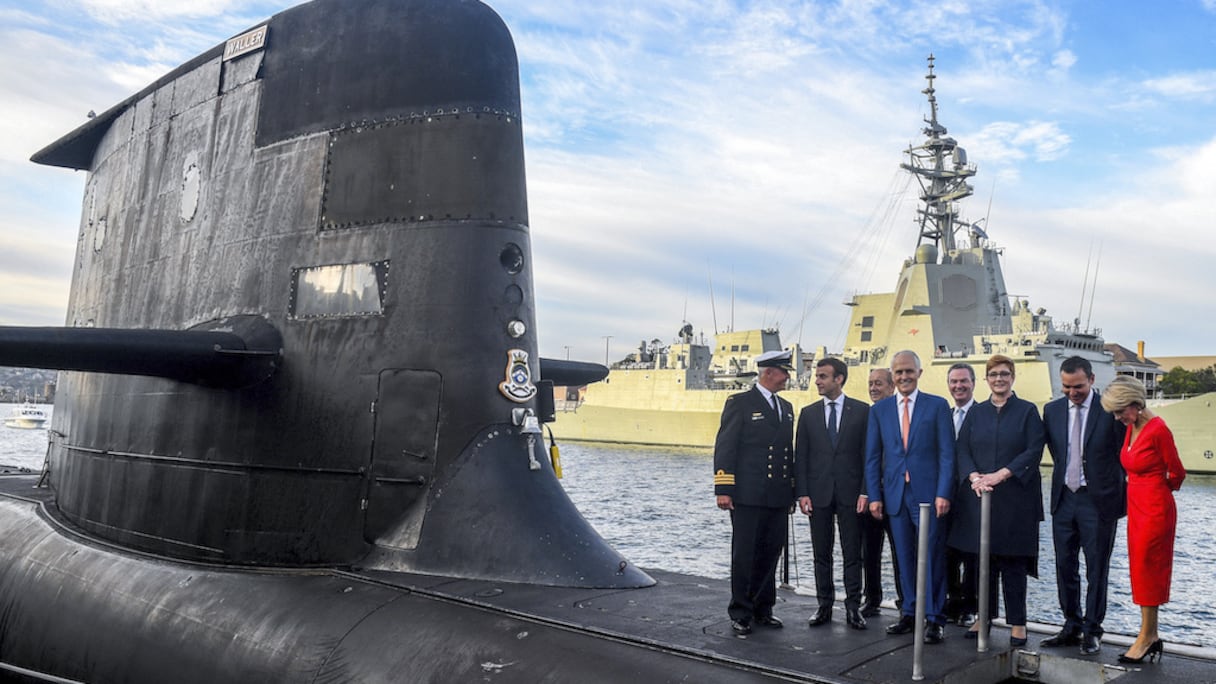 Le Président français Emmanuel Macron et le Premier ministre australien de l'époque Malcolm Turnbull sur le pont d'un sous-marin australien à Sydney, le 2 mai 2018 
