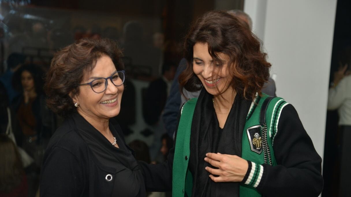 Les ratistes Rabia Ababou et Hind Benchekroun à l'exposition de Safaa Erruas à L’Atelier 21.
