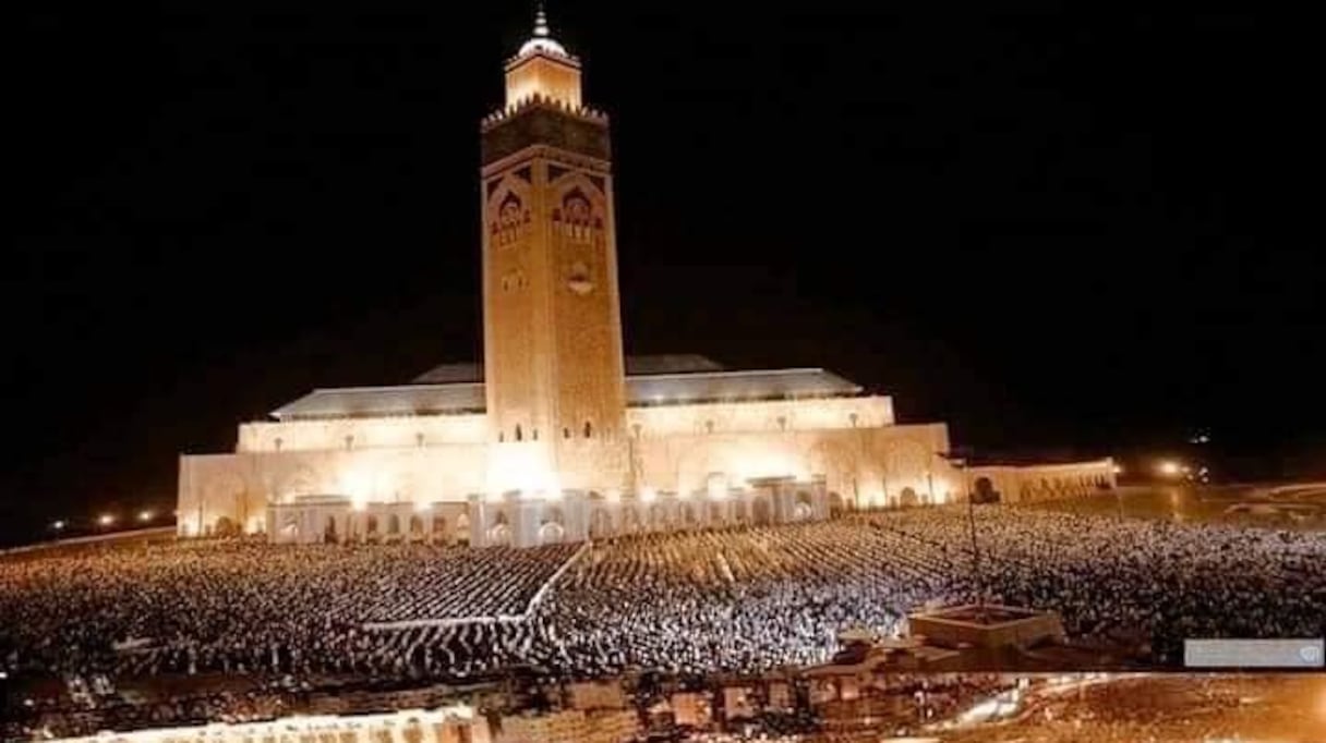 Des milliers de fidèles se sont rendus à la mosquée Hassan II pour une veillée de prières et de spiritualité à l'occasion de Laylat Al-Qadr, le jeudi 28 avril 2022.
