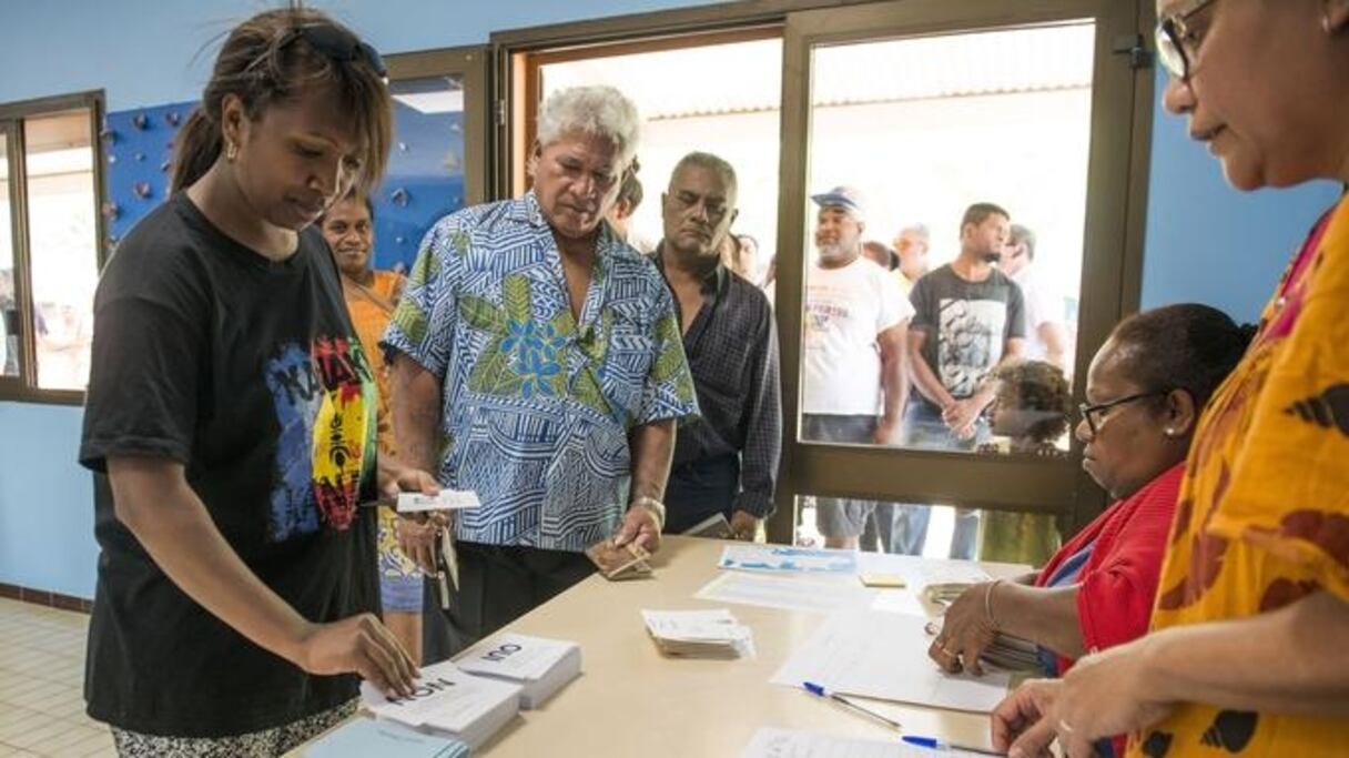 Des électeurs font la queue pour voter, le 4 novembre, à Nouméa (Nouvelle-Calédonie).
