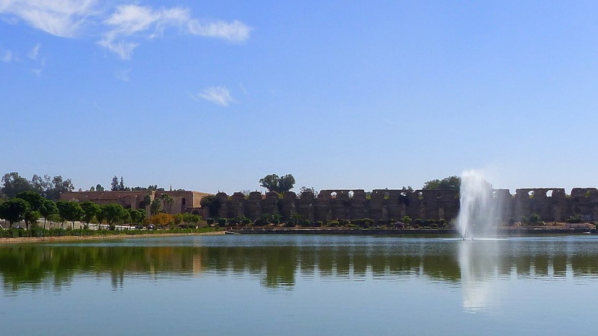 Bassin de l'Agdal, ou Sahrij Swani, Meknès. De 319 mètres de long et 149 mètres de large, et d'une profondeur de plus de deux mètres, il assurait l'alimentation en eau de toute la ville, en cas de siège ou de sécheresse, sous le règne de Moulay Ismaïl (1645 - 1727). 
