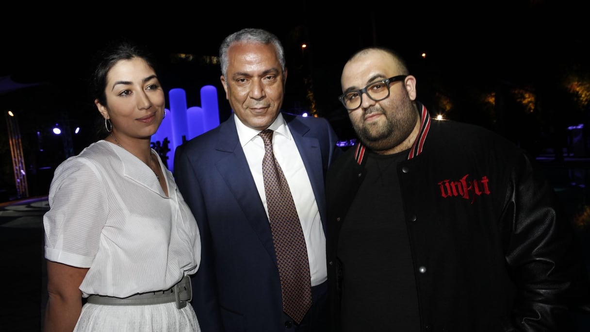 Abdelmounaïm Dilami, PDG de Eco-Médias (L'Economiste, Assabah, Radio Atlanctic), entouré de l'actrice Fatym Layachi et du rappeur Don Bigg.
