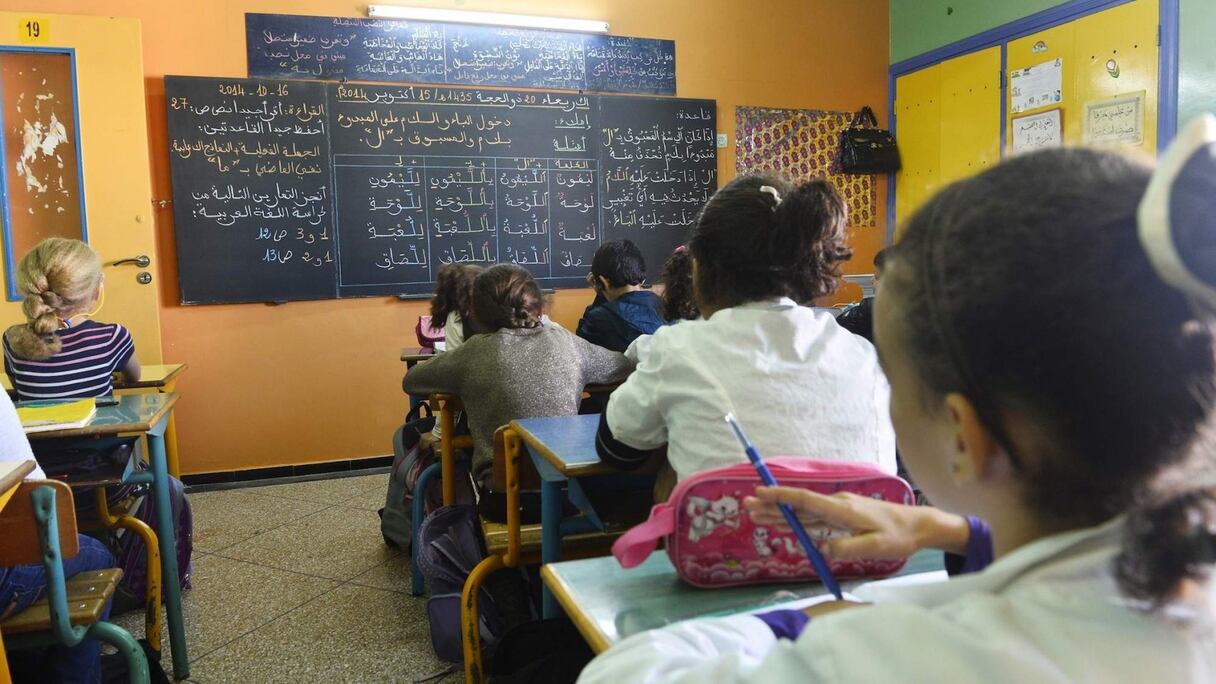 Des élèves en classe, dans le cycle primaire. 
