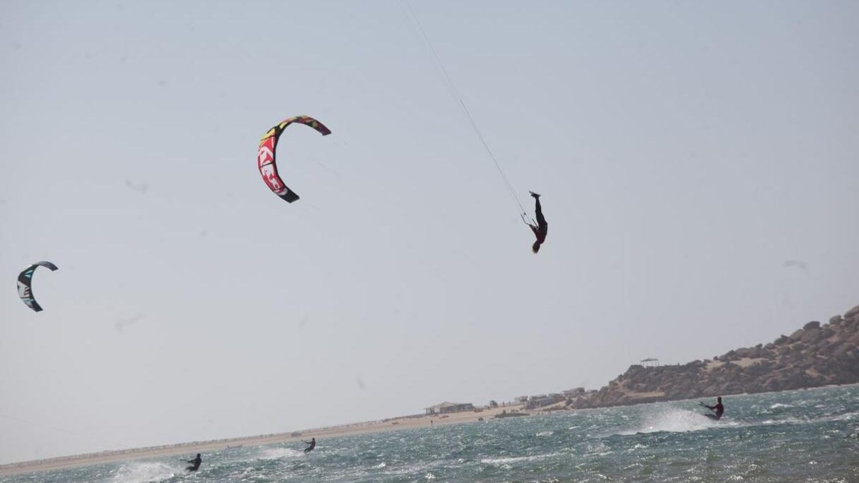 Ce Kitesurfer tombe à pic.
