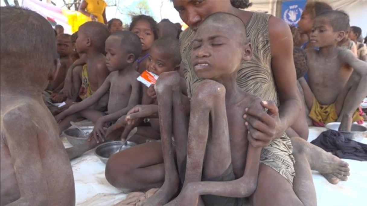 A Madagascar, depuis plusieurs mois, l'argile blanche est utilisée pour tromper la faim.
