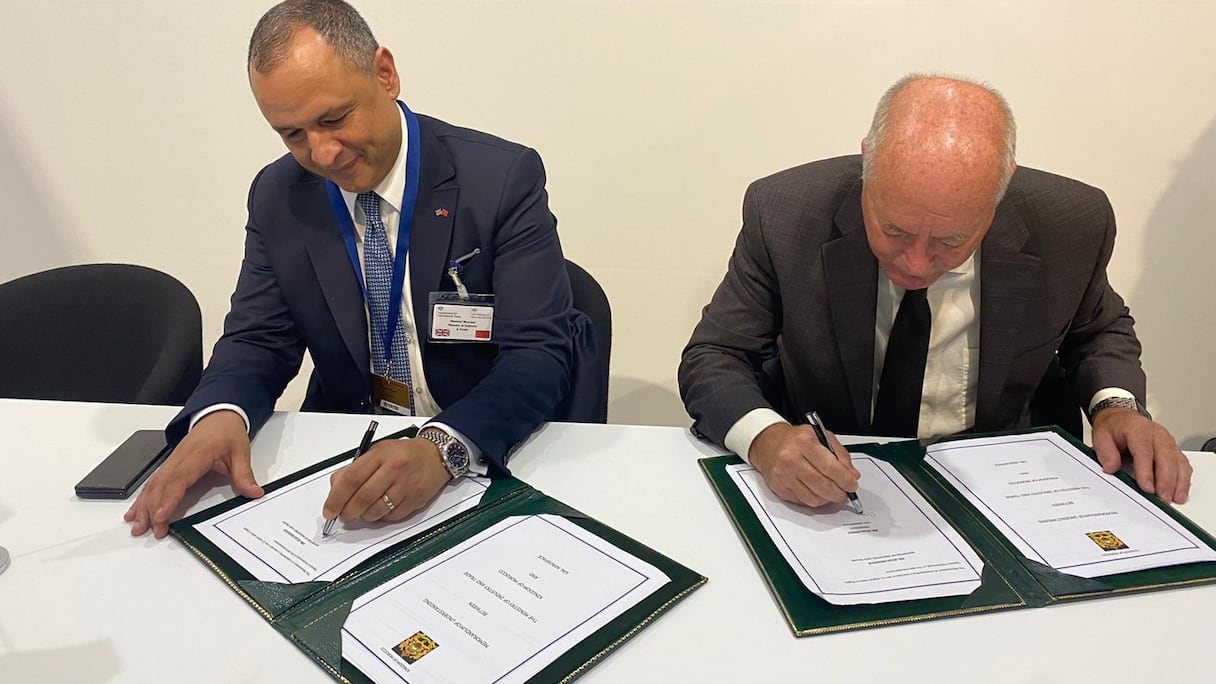 Lors de la signature du mémorandum d’entente entre le ministère de l’Industrie et du Commerce et le canadien GAL Aerospace pour la réalisation d’une unité de production au Maroc, mardi 19 juillet 2022 à Londres.
