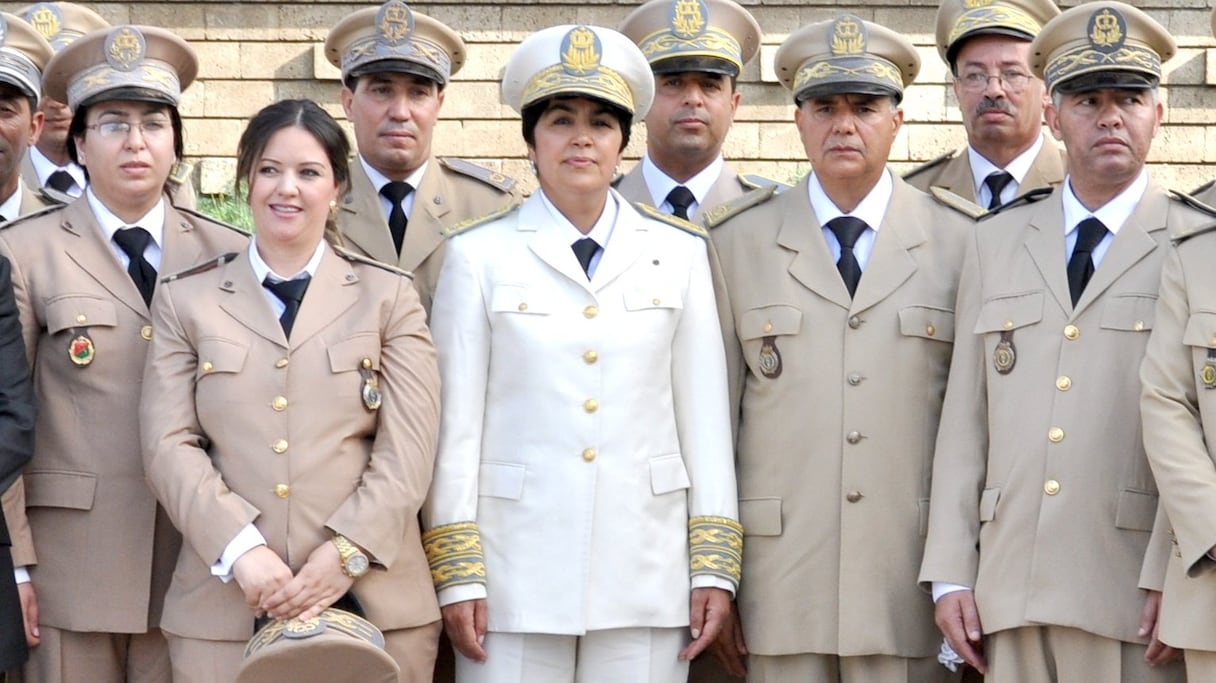 Zineb EL Adaoui, wali de la région Gharb-Chrarda-Beni Hssen, entourée par les nouveaux agents d'autorité.
