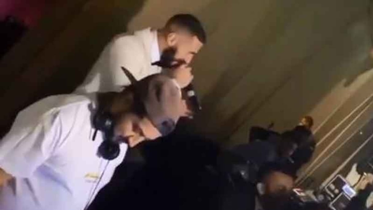 La star du Real, Karim Benzema, chante lors de son 32e anniversaire.
