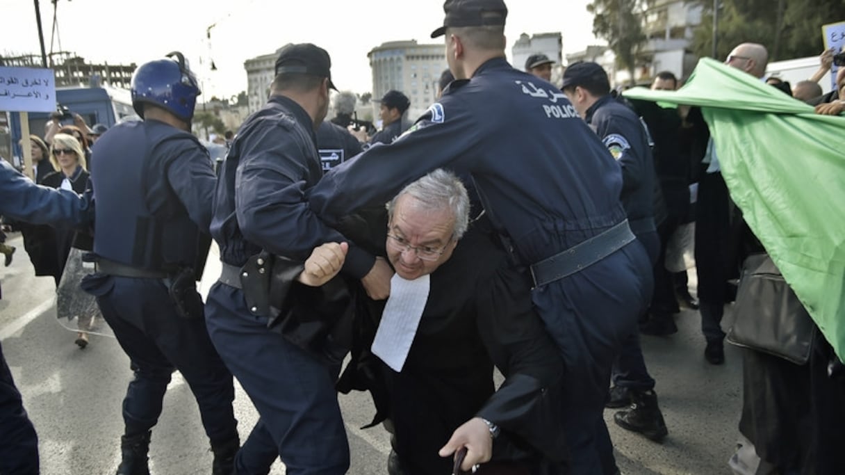 Des policiers dispersent une manifestation d'avocats contre la candidature à un 5e mandat du président Bouteflika, le 7 mars 2019 à Alger.
