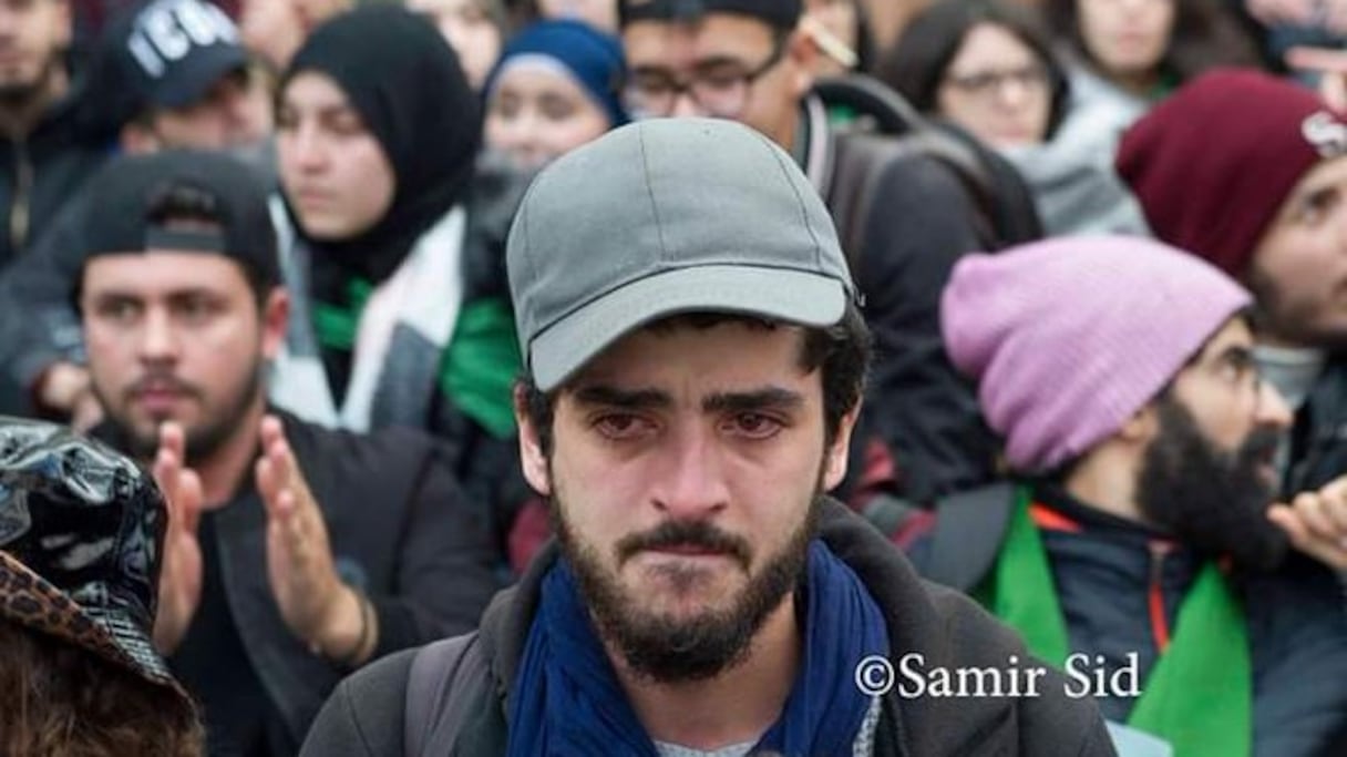 Un jeune manifestant anti-vote pleurant l'état de son pays, face à une oligarchie militaire qui veut continuer à confisquer la volonté de tout un peuple. 
