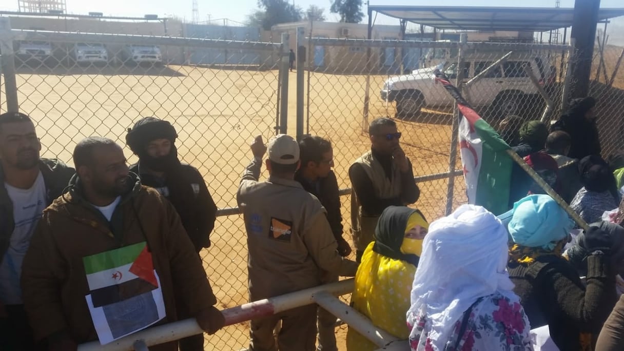 Rassemblement devant la représentation du HCR, à Rabouni. 
