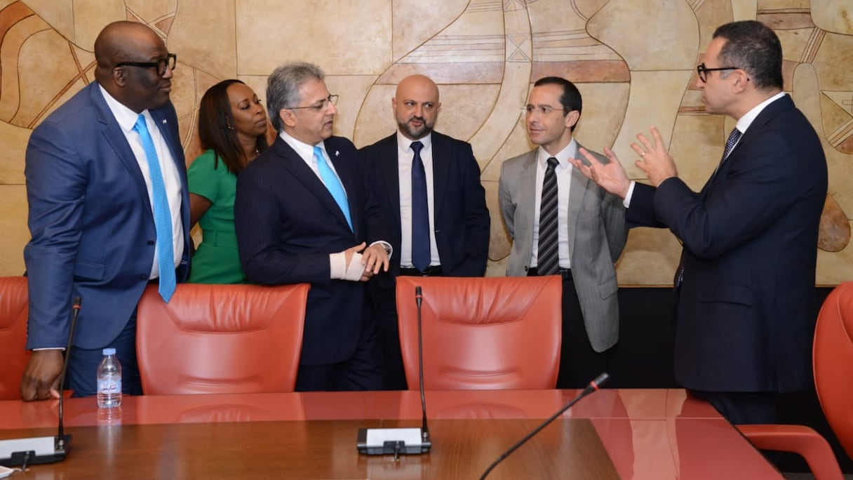 Mudassir Amray, DG d'Union Bank (2e à partir de la gauche) et Youssef Rouissi (au fond à droite), directeur général délégué en charge du pôle corporate & investment banking chez Attijariwafa bank, lors de la signature du protocole d'accord. 
