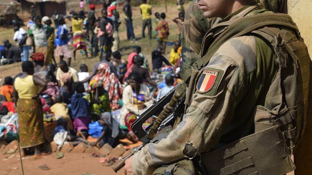 Un soldat français de l'opération Sangaris monte la garde devant une église à Boali, au nord de Bangui.
