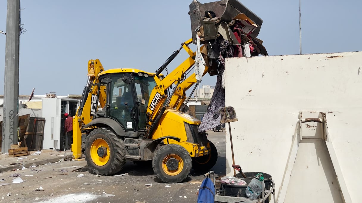 Les autorités locales du quartier Hay Hassani de Casablanca ont délogé les vendeurs ambulants du marché Ould Mina, le plus grand marché de la fripe de la ville, lors d'une campagne de libération de l’espace public, samedi 8 octobre 2022.
