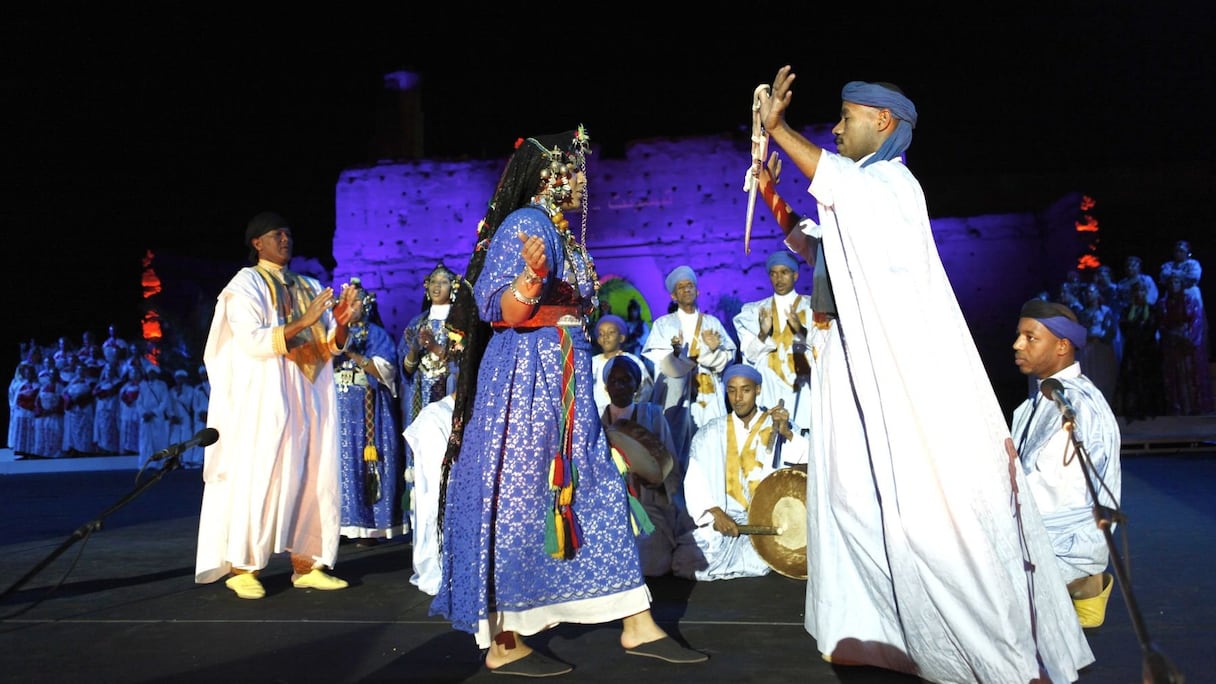 "Rekba" de Zagora un genre lyrique accompagné de rythmes fascinants créés par les sons des tambours, des voix qui chantent et des mains qui s’entrechoquent
