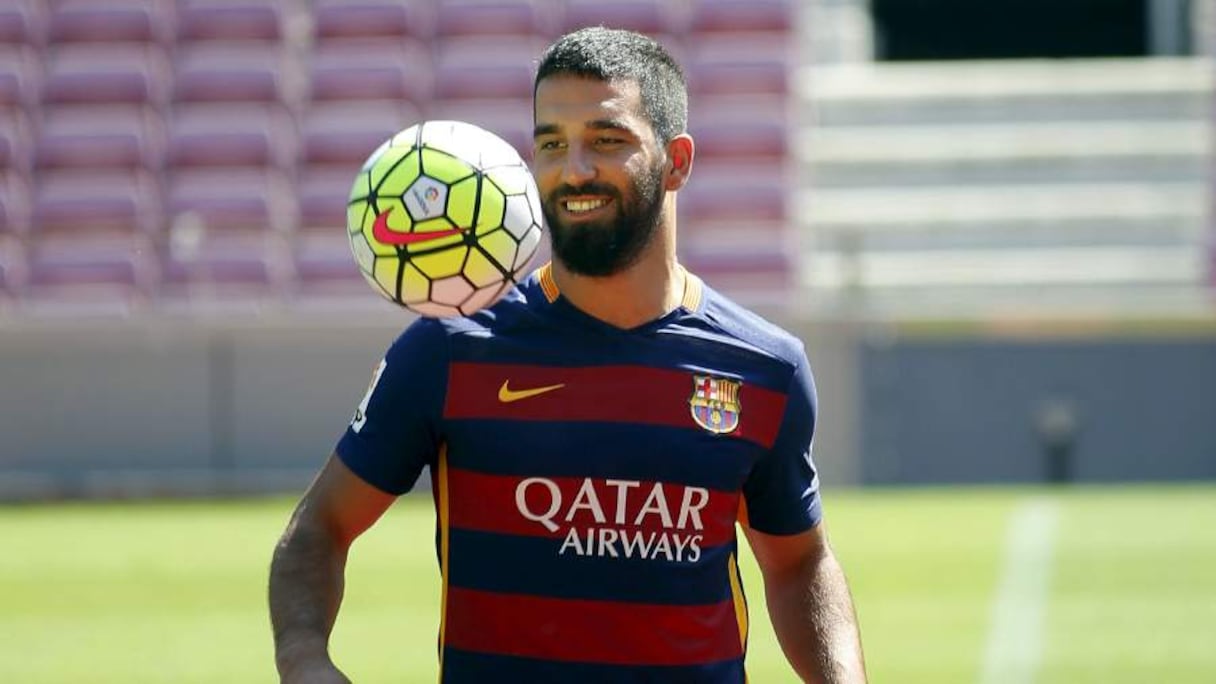 Le turc s'est fait un petit plaisir en jonglant sur la pelouse du Camp Nou. 
