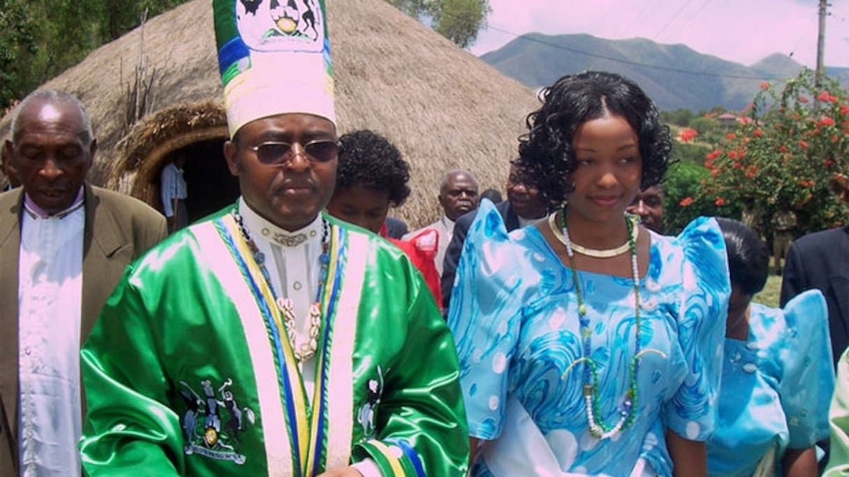 Charles Wesley Mumbere, Roi de Rwenzururu est reconnu par l'Etat ougandais. Soi royaume bénéficie d'une large autonomie. 
