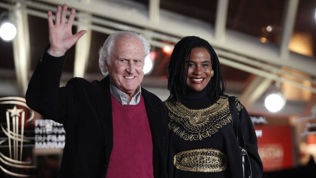 Le brillant réalisateur Fernando Solanas salue le public.