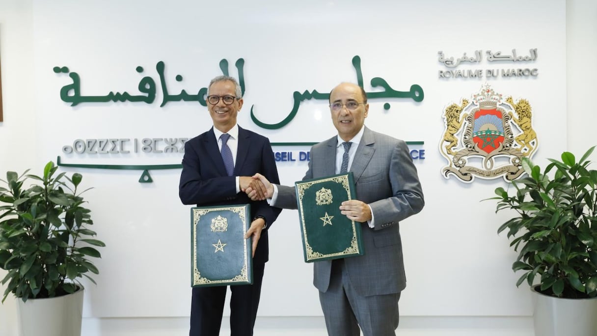 Le président du Conseil de la concurrence, Ahmed Rahhou, et le DG de la Caisse nationale de sécurité sociale (CNSS), Hassan Boubrik, lors de la signature d'un accord de partenariat, lundi 25 juillet 2022.
