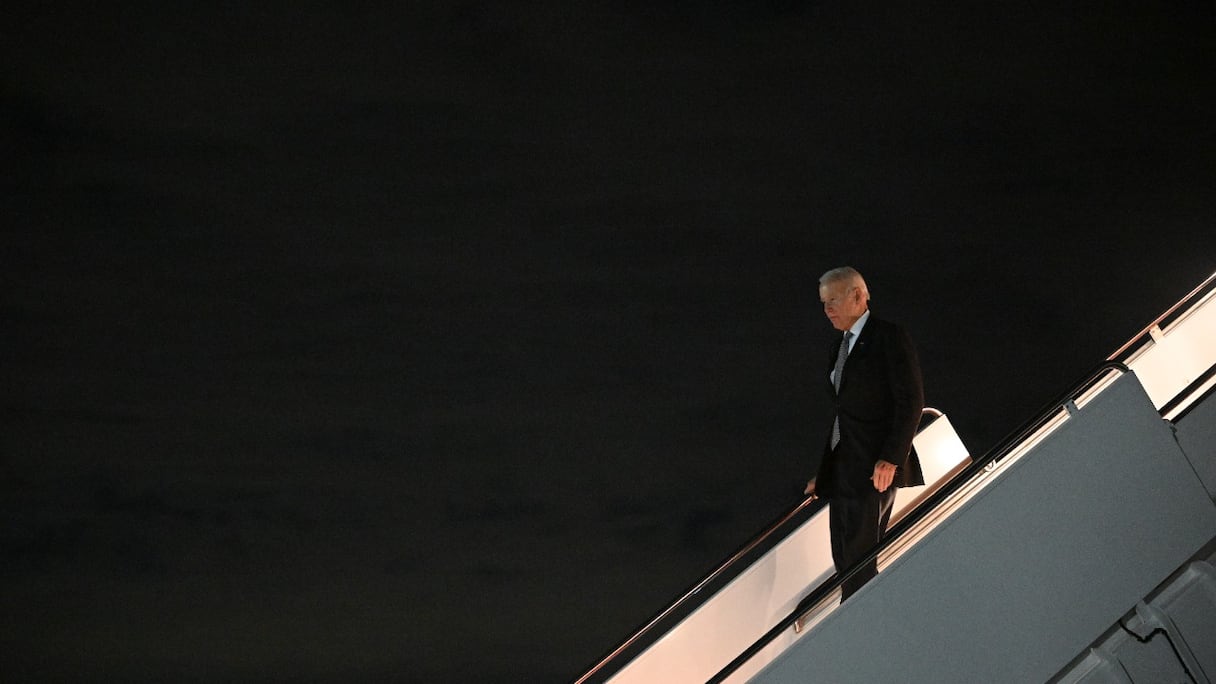 Le président américain Joe Biden quitte Air Force One à son arrivée à la base aérienne d'Andrews dans le Maryland, le 6 octobre 2022. Le président Biden est revenu à Washington après s'être rendu à New York.
