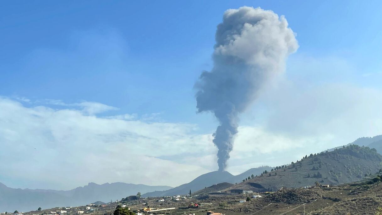 Le volcan Cumbre Vieja reprend son activité à Los Llanos de Aridane, sur l'île canarienne de La Palma le 27 septembre 2021. Les résidents ont été confinés de crainte de gaz toxiques lorsque la lave a atteint la mer.
