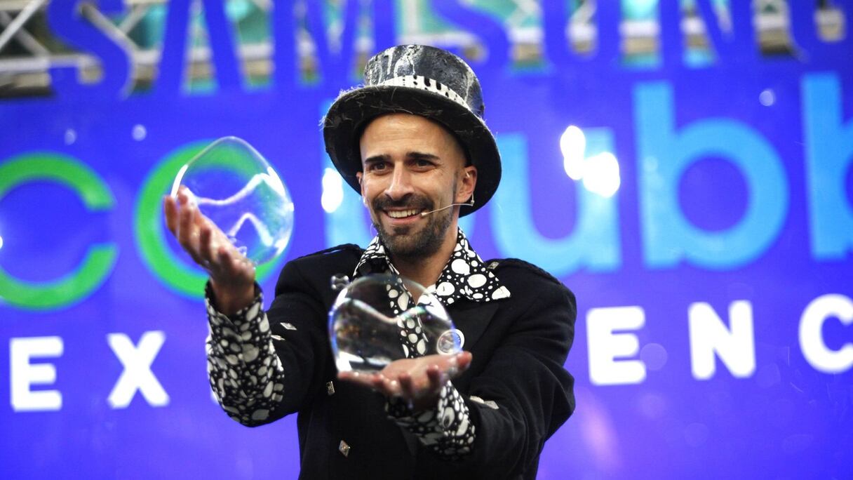 Samsam crée en effet la féérie en jonglant avec ses bulles. 
