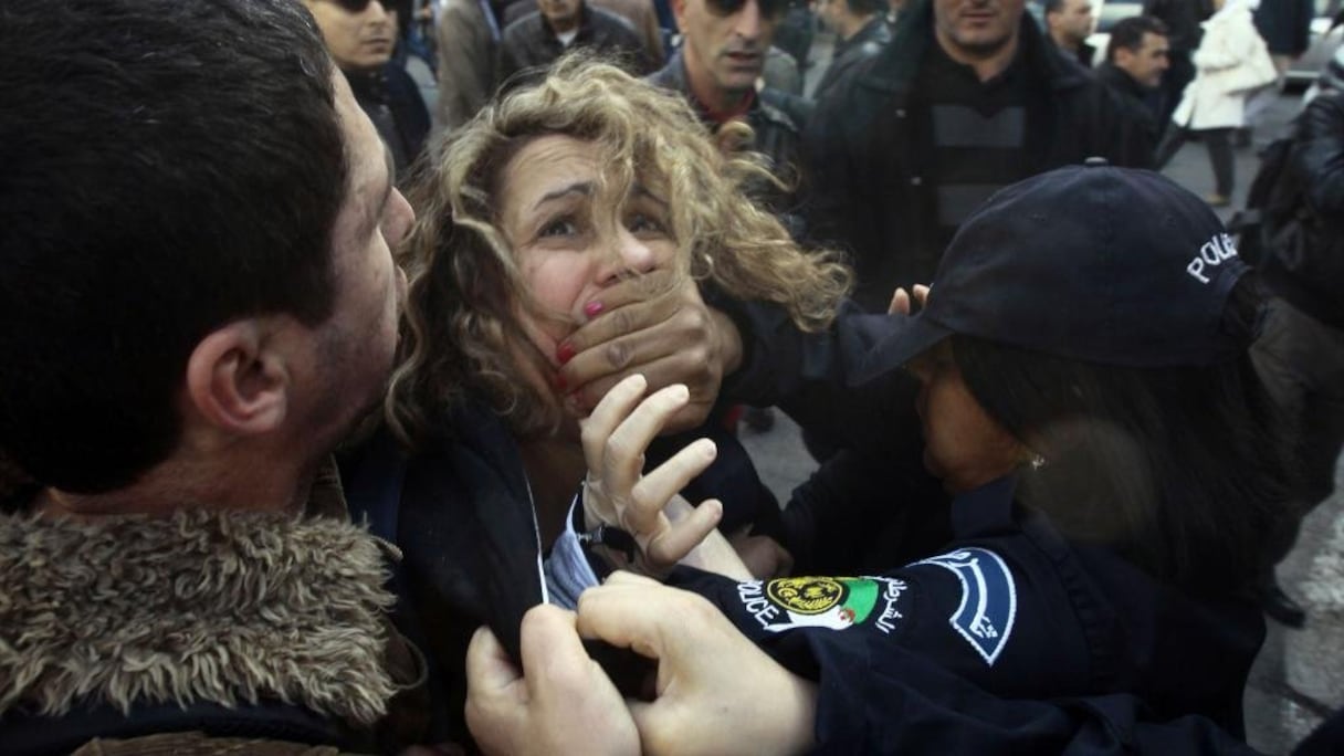 Une femme interpellée, le 6 mars, lors d'une manifestation anti-Bouteflika.
