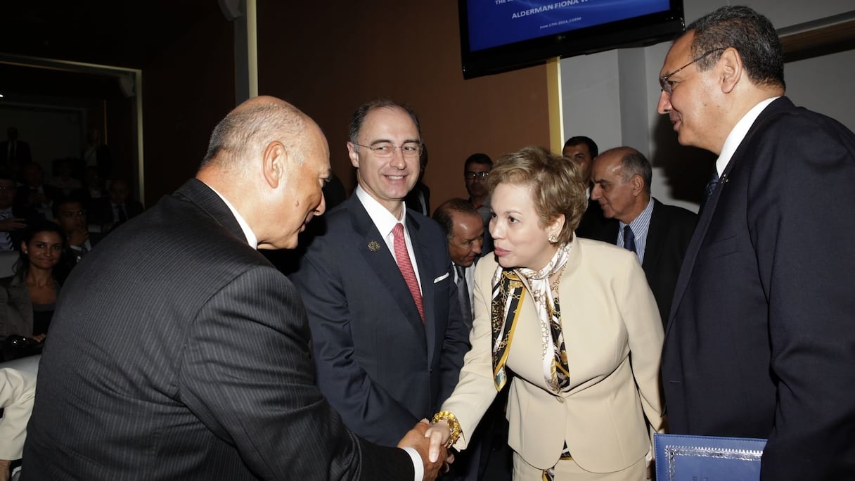 Poingée de main entre Mustapha Terrab et Lalla Joumala Alaoui sous le regard de Xavier Rolet, DG du Groupe de la Bourse de Londres.
