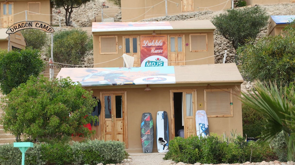 Les surfs attendent, soigneusement rangés contre les murs, de retrouver les vagues de l'océan. 
