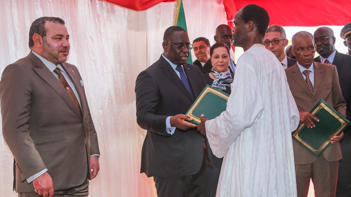 Remise de clé par le Chef de l'Etat Macky Sall et son hôte, aux 8 premiers acquéreurs.
