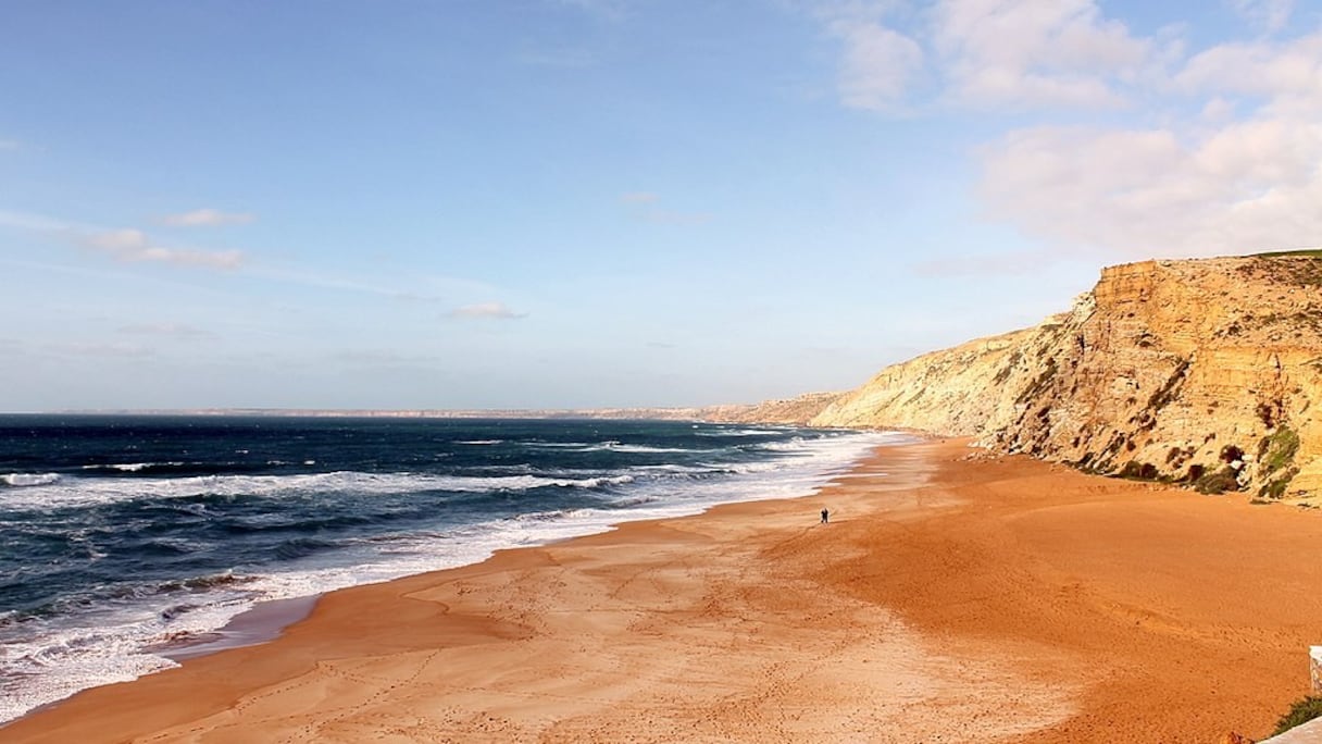 Plage de Lalla Fatna, près de Safi. Lors de la Seconde Guerre mondiale, la flottille de pêche et les conserveries safiotes se développent considérablement. La ville devient, au début des années 50, le premier port sardinier du monde, pour la filière de la pêche et de la conserve.
