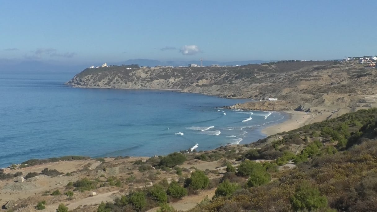 La corniche de Tanger débute, côté ouest, à l’entrée de la ville, près du nouveau CHU. Elle est aménagée sur 20 km jusqu’à sa sortie, côté Est, vers le port de Tanger Med, sur la route nationale menant à Ksar Sghir.
