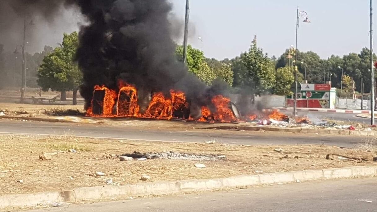 Bennes à ordures en feu à Fès.