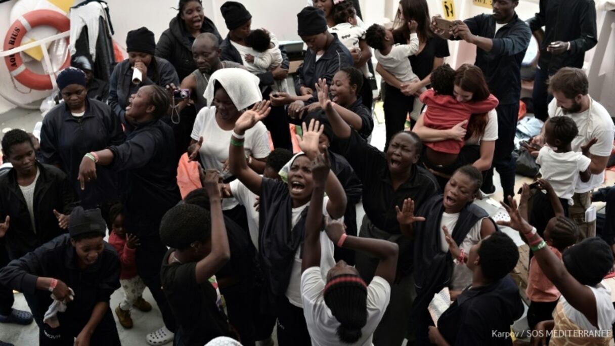 Photo fournie par les ONGs Médecins Sans Frontières (MSF) et SOS Mediterranée le 16 juin 2018, montrant des migrants à bord de l'Aquarius en route vers le port de Valence en Espagne.
