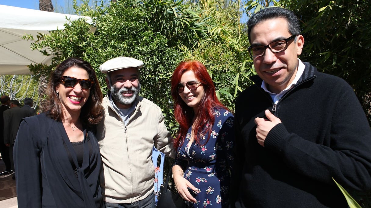 Aziz Daki, cofondateur de L'Atelier 21, heureux d'assister au vernissage d'un de ses artistes de prédilection. Nadia Amor et Monsieur et Madame Abdelaziz Tazi partagent son enthousiasme. 
