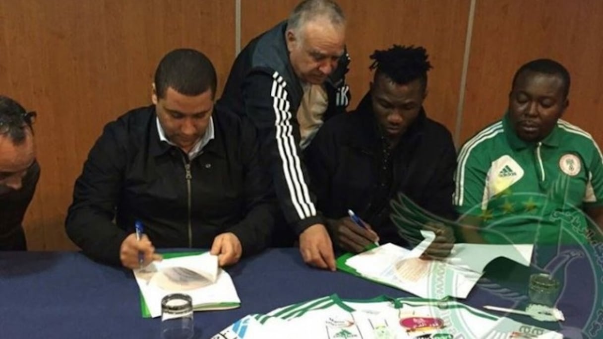 Christian Osaguona, lors de la signature de son contrat avec le Raja, en 2015.
